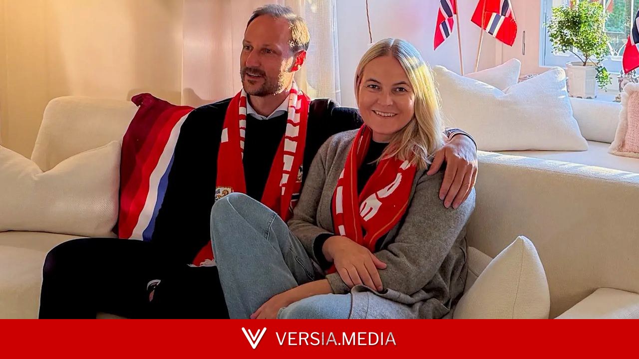 Publican la primera foto de Mette-Marit tras su trasplante de pulmón: abrazada a Haakon y animando a Noruega en el Mundial