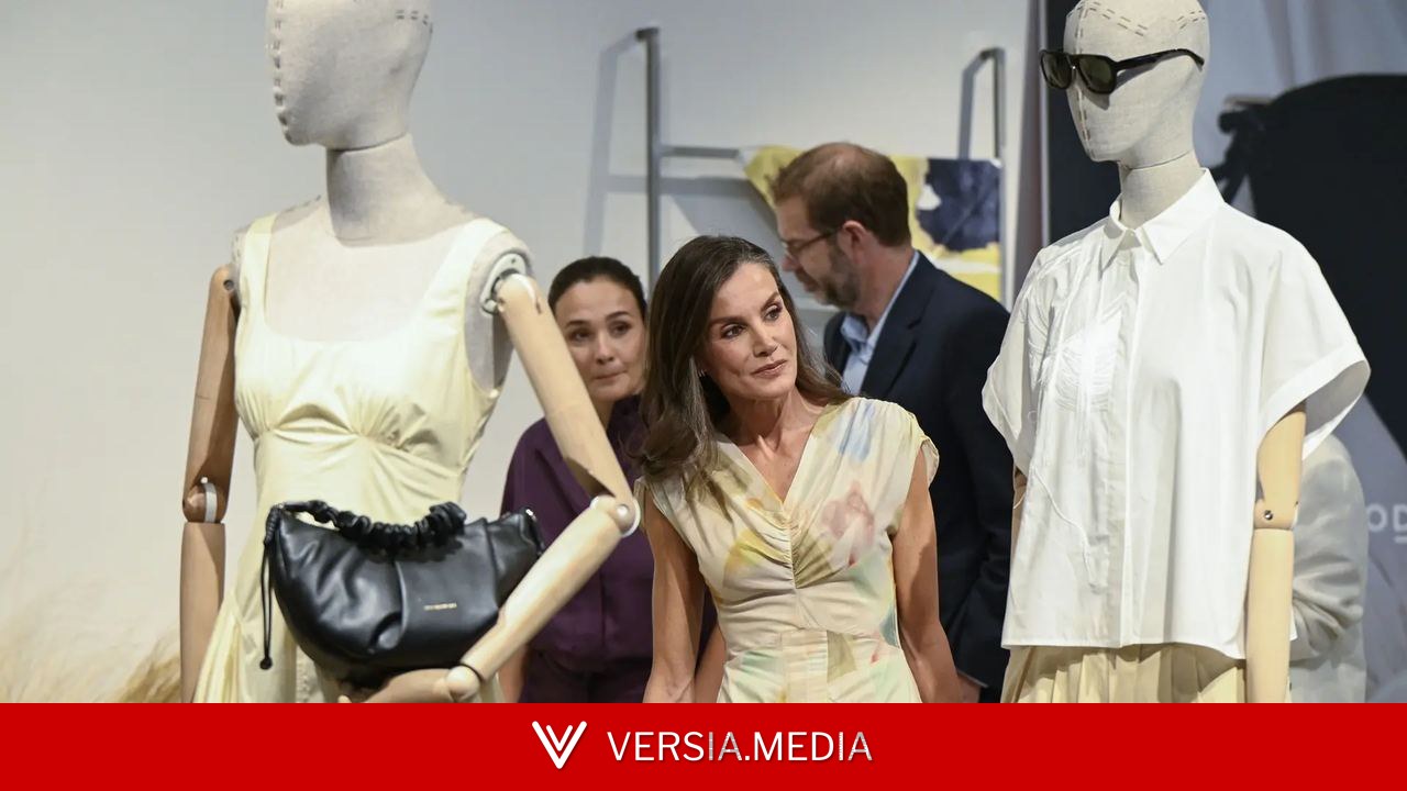 La reina Letizia visita la sede de Adolfo Domínguez por el 50º aniversario de la firma