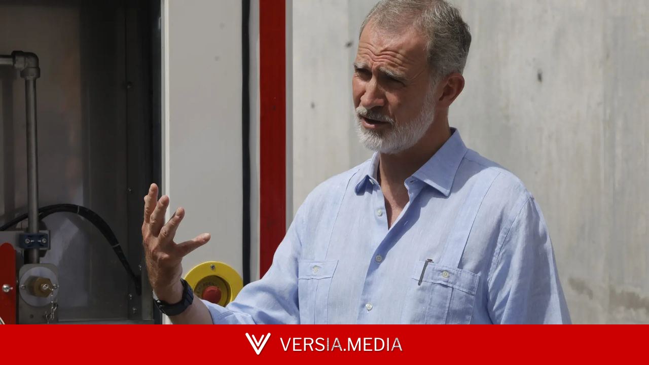 El rey Felipe se pone la guayabera en un acto oficial para 'crear' tendencia contra el calor