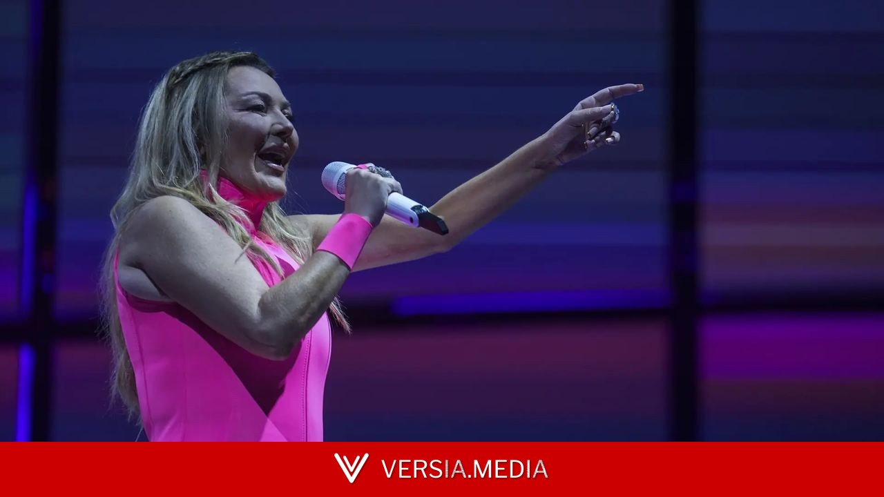 El beso del teclista de 'La oreja de Van Gogh' a Amaia Montero en el escenario levanta una oleada de interpretaciones