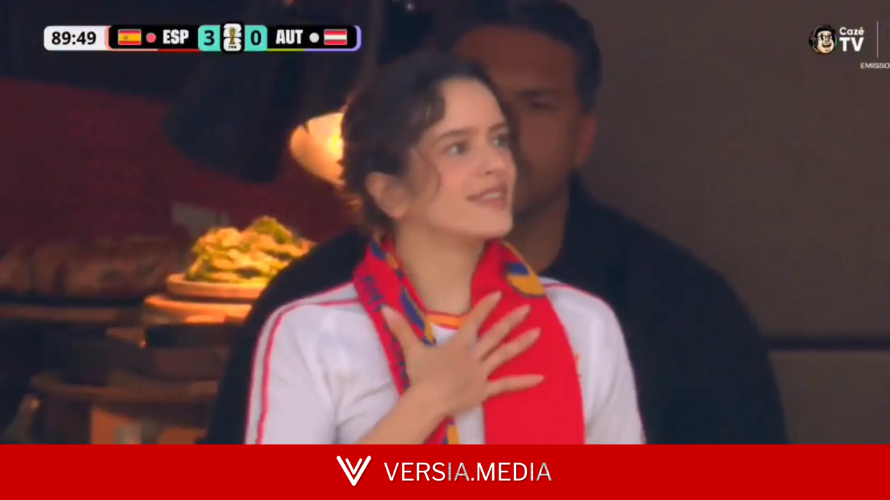 Rosalía se convierte en una aficionada más durante el partido España-Austria y celebra los goles al ritmo de 'Despechá'