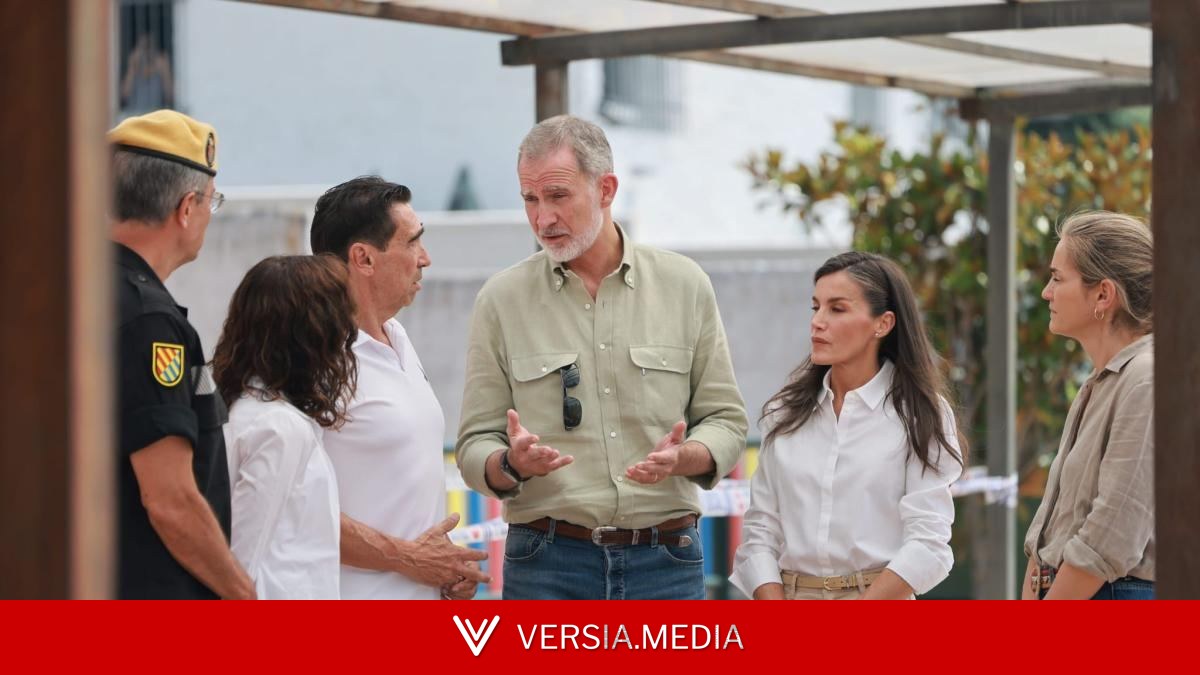 Los Reyes visitan a los vecinos desplazados por los incendios de la Comunidad de Madrid