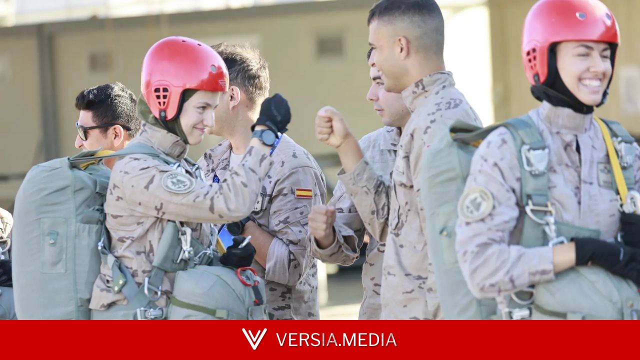 La princesa Leonor recibe su distintivo de 'Cazador paracaidista' al concluir con éxito el curso básico que ha realizado