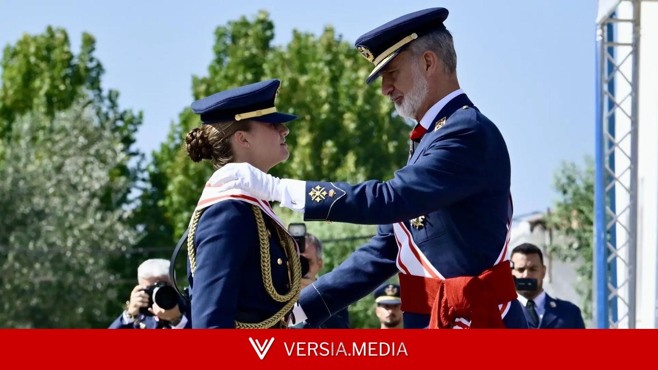Leonor concluye su instrucción militar: su padre le entrega el despacho de alférez en una solemne ceremonia en San Javier