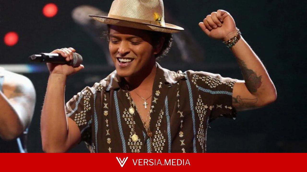 Bruno Mars saca un jamón en su concierto de Madrid, corta una loncha y se la come mientras canta